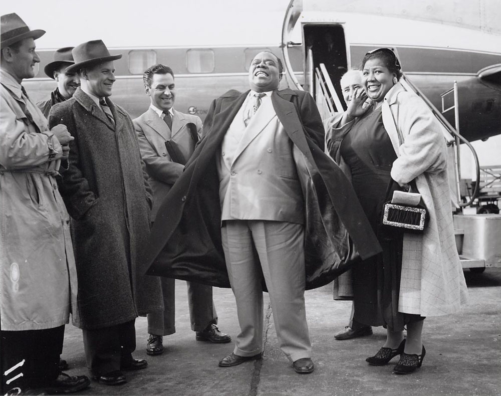 1956: Louis Armstrong lands in Ghana