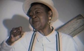 Calypso Rose rend hommage à Nat King Cole dans son nouveau clip