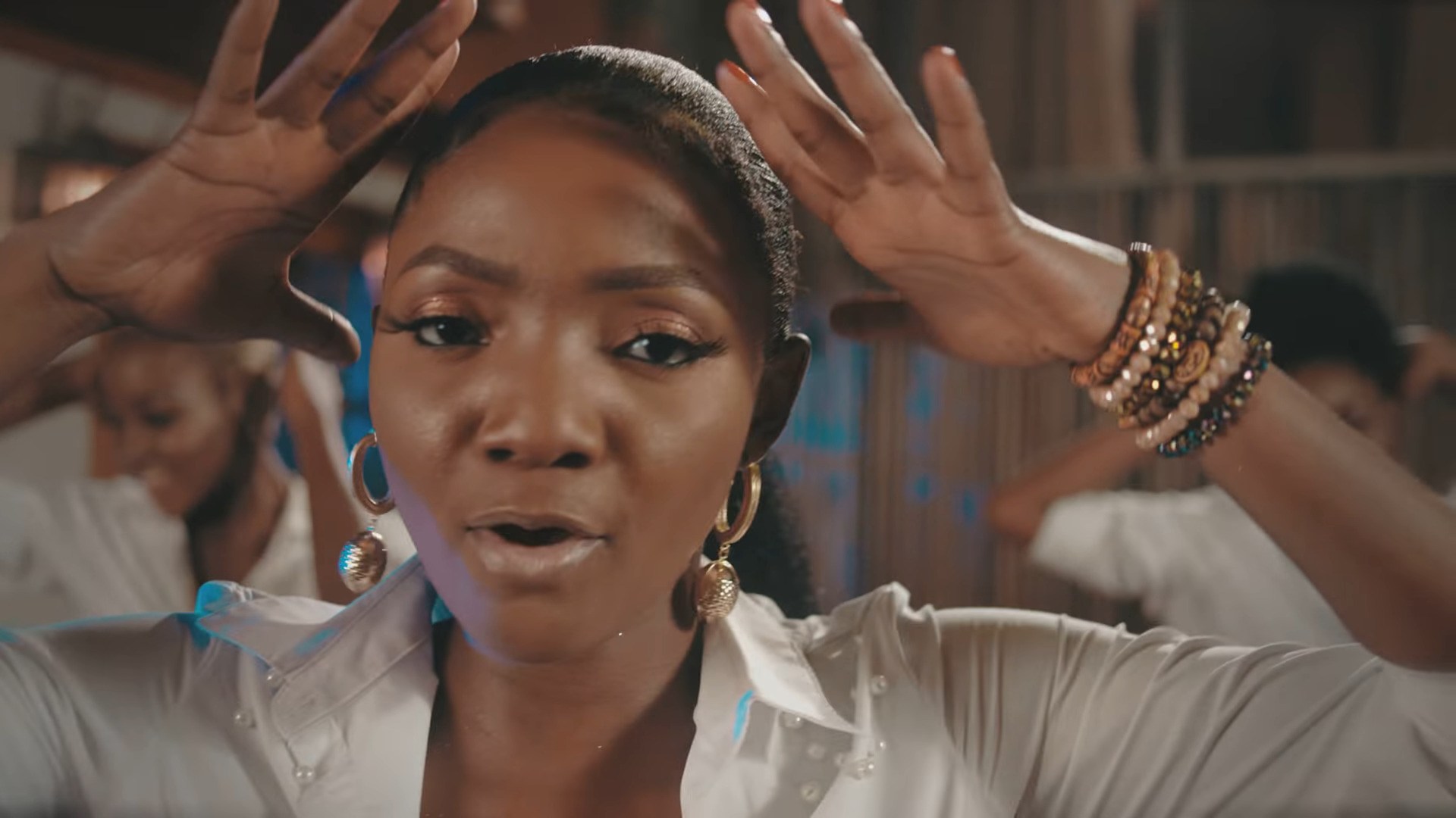 Si video. V. Simi. Tia Kofi outside in Official Music Video.