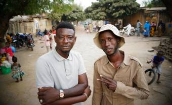MC Waraba & Mélèké Tchatcho nous emmènent dans leur quartier de Bamako avec le clip de ‘Yayoroba’