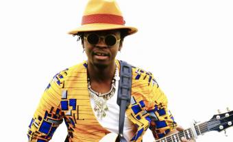 Moh ! Kouyaté et son Guinea Music All Stars dévoilent le clip coloré de ‘Sêwa’