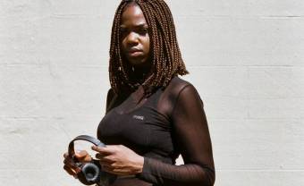 Enny célèbre la beauté des femmes noires sur « Peng Black Girls »