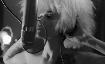 Lady Blackbird, son nouveau single « Collage » réinterprété