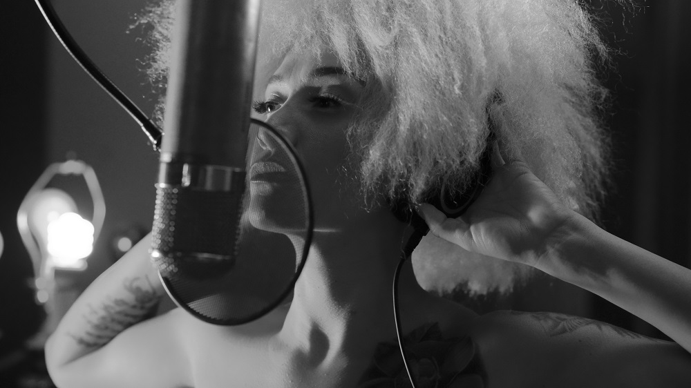 Lady Blackbird, son nouveau single « Collage » réinterprété
