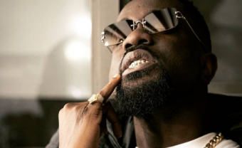 Sarkodie unveils the video of the groovy “No Fugazy”