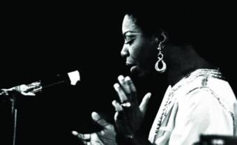 Magie, hospitalité, et noblesse : les années Montreux de la reine Nina Simone
