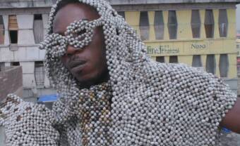 Montparnasse Musique explore la mode de Kinshasa dans le visuel de « Makonda »