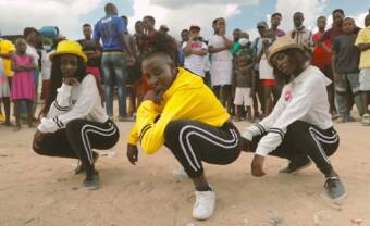 The Busy Twist remixe le groupe zimbabwéen Gonora Sounds