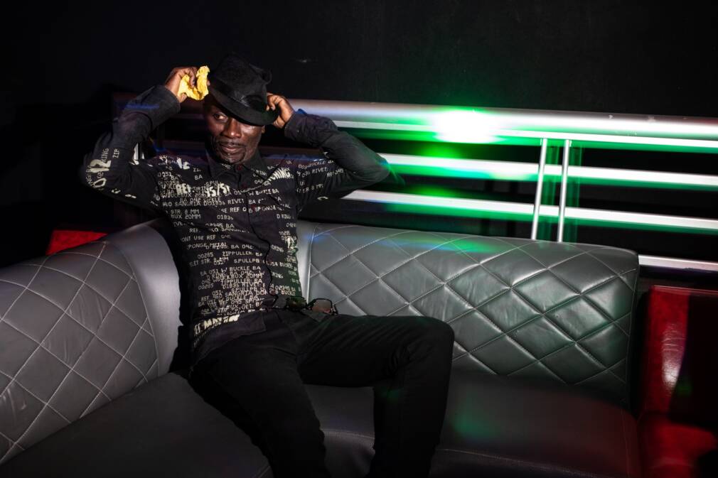 « Je n’ai jamais dormi la nuit » : DJ Luciano, mémoire des soirées d’Abidjan